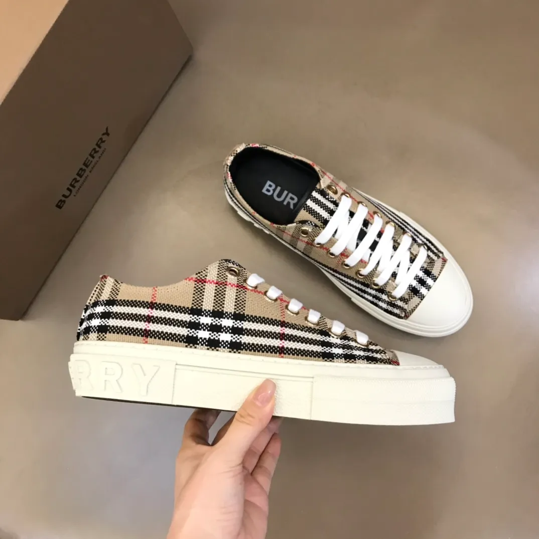 p400 "BURBERR*" men's classic low-top sneakers are reinterpreted in Vintage checked cotton material and decorated with a new brand logo. First-layer cowhide lining, embossed Burberry logo on the heel, and original TPU outsole! Size: 38-44 No. 068